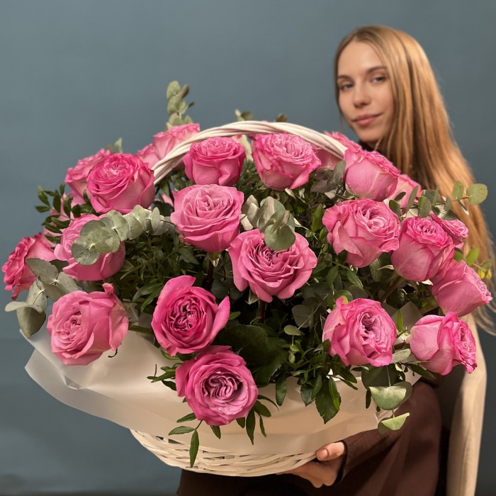 31 пионовидная роза Куинс Краун в корзине